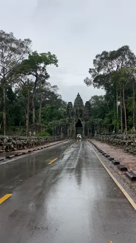 Driving into the Great City of Angkor Thom ☔️🤍🤍🇰🇭 #angkorthom #siemreap #rain 