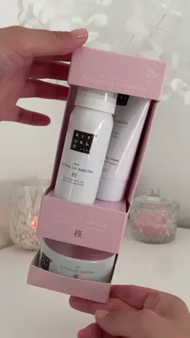 Coffret @Rituals 🌸🤍 I love this so much ! Scent Ritual of Sakura my favorite ⭐️✨  #pinkskincare #pinkproducts #pinkskincareproducts #rirualscosmetics #skincare #pinkskincare #bodyscrub #skincareviral #SelfCare 