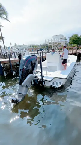 A fossil fueled symphony on this photoshoot for tight lines marine. Stunning 25 Conch with a 300R & half tower😮‍💨#boatlife #boats #fishtok 