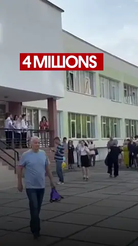 Les Ukrainiens ont vécu leur deuxième rentrée des classes en pleine guerre. Nos correspondants ont pu vivre ce moment à Kyiv et à Kharkiv 🇺🇦 #tiktokukraineofficial #tiktokukraine #tiktokukraina #ukraine #guerre #tiktoknews #quotidien