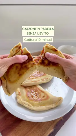 CALZONI IN PADELLA SENZA LIEVITO 10 minuti di cottura  Una bomba che dovete provare perchè sono veloci, semplici e convincono tutta la famiglia! Ingredienti per 4 calzoni: 300g di farina 0 180g di acqua tiepida 1 cucchiaino di sale 1 cucchiaino di bicarbonato 2 cucchiai di olio d’oliva  Per farcirli Passata di pomodoro Formaggio vegetale Origano Olio  Sale  Procedimento: Uniamo tutti gli ingredienti in una ciotola e impastiamo fino ad ottenere un panetto omogeneo e non appiccicoso (ci vorranno circa 10 minuti) che lasceremo riposare coperto con un panno per 15 minuti. Dividiamo il panetto in 4 parti, stendiamo con un matterello e farciamo con pomodoro, formaggio vegetale, olio e se vogliamo origano. Sigilliamo bene i bordi e cuociamo in padella per 10 minuti (girandoli a metà cottura) a fuoco basso. Serviamoli caldi con un po’ d’olio d’oliva in superficie. Anche mio papà ha detto che sono spaziali😂 Trovi tante ricette facili e vegetali per tutta la famiglia nel mio libro Veg no stress: ricette vegetali facili e veloci per tutta la famiglia - link in bio per preordinarlo  #calzone #pizza #pane #panino #ricetteveloci #ricettelight #ricettafacile #ricettefacili #ricettevegane #veganitalia #famiglia 