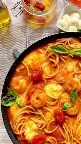🌿🍅 Vermicelli con camarones en Salsa Napolitana 🦐  Que levanten la mano los pasta 🍝 lovers por favor 🙋🏻‍♀️ Siii!!, para ustedes , hoy les dejo por aquí una pasta Vermicelli con camarones en una espectacular  salsa napolitana casera , acompañada de tomates cherry confitados y el mejor acompañante: la mozarella que se derrite en ella 🤤 Necesitas: 🍅🌿 Para la salsa:  5 tomates bien maduros y rallados (💡 si puedes conseguir de la variedad de San Marzano mejor ) 4 Cdas  de aceite de oliva  3 dientes de ajo en láminas 1 cebolla en cubos  1 Cdita de orégano  1 Cdita de sal 1/2 Cdita de pimienta  1/4 Cdita de bicarbonato o en su defecto azúcar  Puñado de albahaca fresca  1 taza de agua  1 Cda de pasta de tomate (opcional ) Resultado: 3 Tazas de salsa napolitana  🦐Para los camarones: 500 Grs de camarones limpios  1/4 Cdita de Cajun ( puedes usar sal en su lugar ) 1/4 Cdita de pimienta  Chorrito de aceite de oliva  🧀 Para acompañar: 250 Grs de mozarella  400 Grs de tomates cherry uvalina confitados  Albahaca fresca  ♨️Preparación: 1) La salsa : Dorar en aceite de oliva el ajo , la cebolla durante un par de minutos , agregar el tomate rallado , sal pimentar , poner orégano , dejar reducir , agregar el agua , cuando el tomate esté bien blandito poner la albahaca y triturar. Reservar  2) En otro sartén poner a dorar los camarones con ajo laminado , aceite de oliva , sazonador Cajun y pimienta , apenas  cambien de color agregar la salsa napolitana , cocinar 1 minuto, agregar los tomates cherry confitados , la pasta Vermicelli previamente cocinada , mezclar, agregar la mozarella , esperar que se derrita un poco y apagar el fuego.  3) Decorar con albahaca fresca y disfrutar 😌 Gracias por ver 🫶🏻 por favor comparte con quien te gustaría probarla o guárdala para hacerla luego 💕🙋🏻‍♀️ #cookingenial #vermicelli #vermicellinoodles #pasta #pastalover #pastapasta #camarones #camaron #salsanapolitana #spaghetti #camaronesensalsa #pastarecipe 