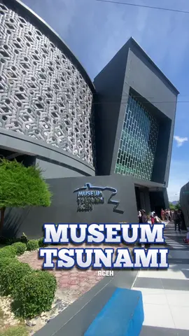 Jalan jalan Ke MUSEUM TSUNAMI BANDA ACEH  Museum Tsunami Aceh dibangunSebagai bentuk mengenang para korban dari musibah gempa dan tsunami tersebut, maka dibuat Museum Tsunami Aceh. Pada tanggal 26 Desember 2004 silam, sekira pukul 07.58 WIB, terjadi sebuah gempa dahsyat yang melanda Aceh#fypシ゚viral #fyp #viral #