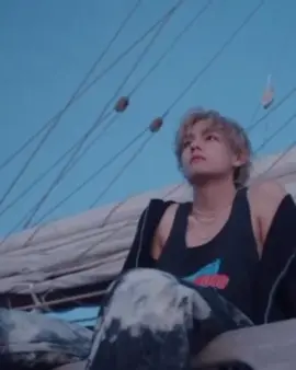 Blonde hair Taehyung on a boat I can’t he was born to be blonde 👏😫 #tae #taetae #taehyung #kimtaehyung #bts #fyp 