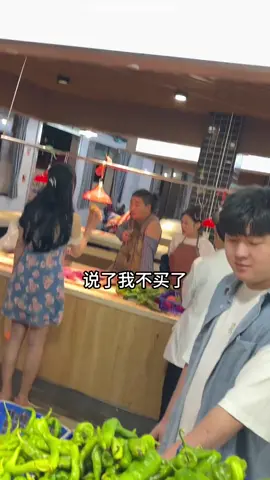 这下好了，猪大权被她的男朋友找上门了。#猪大权 #路人视角 #菜市场 