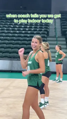 Indoor but make it ✨butt ball✨ #tulanebeach #beachvb #d1 #tubvb #rollwave #tulaneathletics #greenwavebeach #d1athlete #indoorvball #beachmeetsindoor 