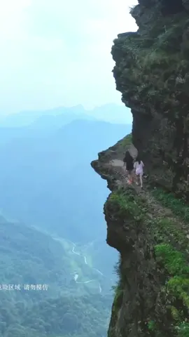 This is the most dangerous cliff walk in the world 😱#mountain #adventure #scenery #fyp 