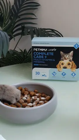 Let your cat live all their 9 lives to the max! 🐱💖Look at those sticky paws for the Complete Care+😂🐾  #catlover  #catnutrition  #obsessed  #furballcraz #can'tresist  @meru_miaows