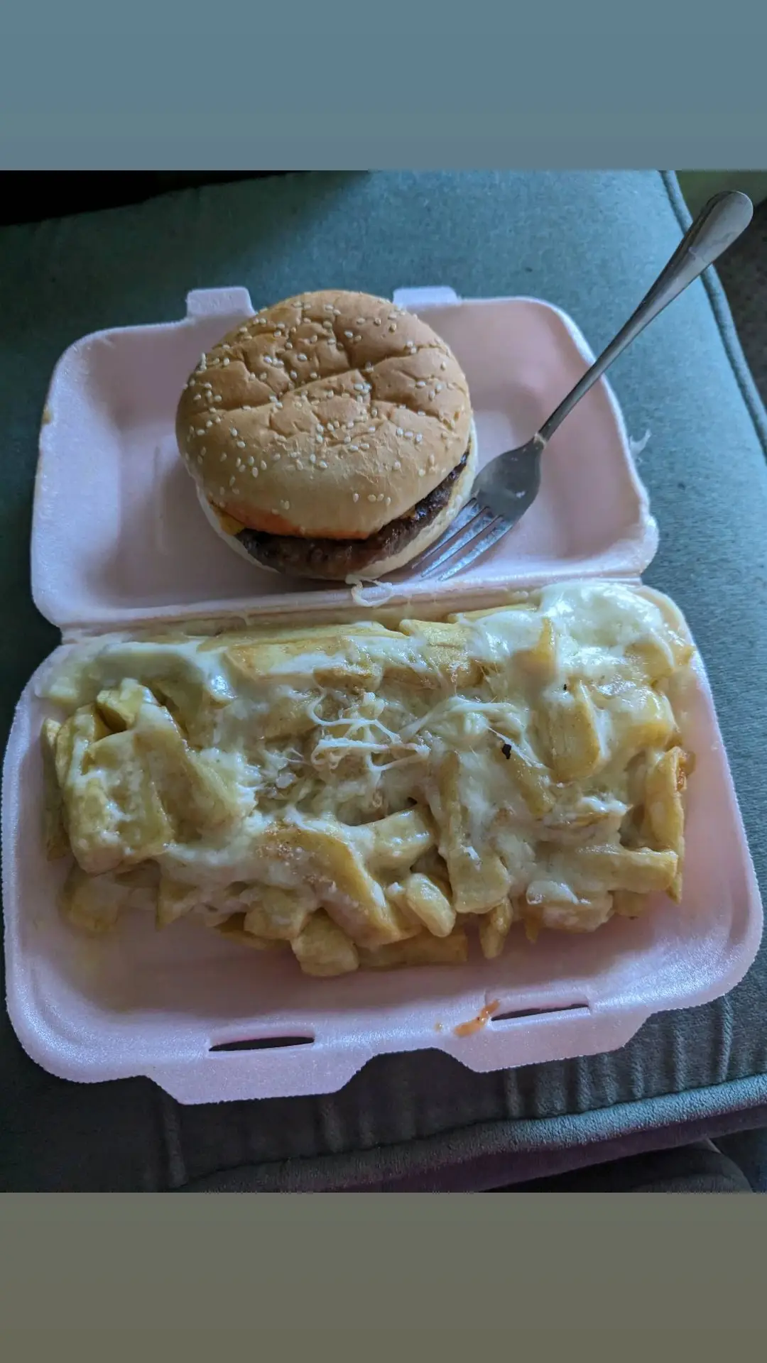 Cheeseburger with cheesy chips 😊 #chippy #smithschips #cheeseburger #cheesychips #braintree 