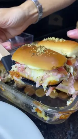 Bisnaguinha recheada com presunto e queijo 😋❤️ 