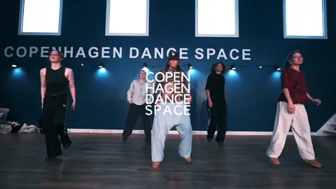 THIS GROUP!! From class with Shay Latukolan!💫 #copenhagendancestudio #dancestudio #dancers #shaylatukolanchoreography #danceclass #girlsdancing 