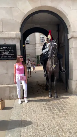 #horseguardsparade #changingoftheguards #foryoupage  #tiktokviral #viraltiktok #viralvideo #videoviral #follow #subscribe #like #share #bestvideo #fypviral #donottouch  #horseguardsparade #changingoftheguards #royalguards #thekingsguards #kingsguard #kingshorse #fyp #foryou #fypシ #fanpage #tourists #London #trendinghashtag #bluesandroyals 