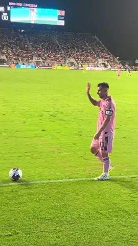 Messi saying hi to all his fans on the way to his corner kick 🫶🏼⚽️ #messi #Soccer 