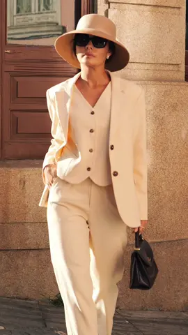 In the mood for classics 🤍 #classic #classicstyle #ladystyle 