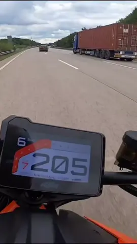 Superduke vs Quad topspeed! Was dachtet ihr wäre schneller? 👀#erinnerung 