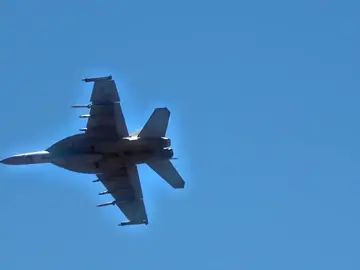 F/A-18 Hornet (Ong vò vẽ) là một máy bay phản lực chiến đấu đa nhiệm siêu thanh hai động cơ có khả năng hoạt động trên tàu sân bay, chiến đấu và tấn công mục tiêu mặt đất, nó có thể đạt tốc độ tối đa 1,8 Mach. #military #army  #usa #hoaky #quandoi #f18hornet 