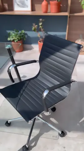 Cadeira office Design Charles Eames Esteirinha, versão tecido PU e Tela Mesh com regulagem de altura e relax. #cadeiraoffice #cadeiraesteirinha #charleseames #cadeiracomregulagem #cadeiradeescritorio #meudecorbellabrasildecor 