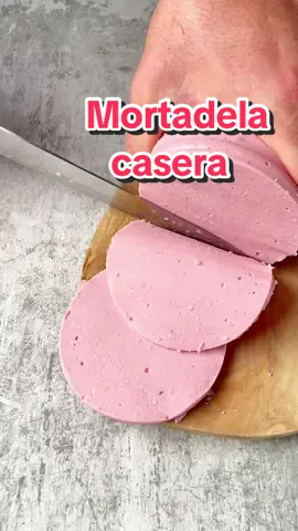 MORTADELA CASERA✨ No compres más mortadelas , te dejo este embutido saludable de mortadela de pollo casero sin azúcares, sin conservantes ni aditivos, super natural.  🔐GUARDA este embutido fácil y ♥️ETIQUETA con quién lo compartirías por qué te va a encantar. 🌱Sólo necesitas: 2 pechugas de pollo 1 cebolla 1 zanahoria Ajo 20 g de gelatina neutra en polvo 200 ml de caldo 2 cdas de estracto de remolacha 1 cda orégano seco  1 cda de comino en polvo 1 cda de bolas de pimienta negra Hojas de laurel seca Sal 1- Cocinamos el pollo con las verduras y especias en agua hirviendo 30´.   Colar todo  y desmechar el pollo.  2- Retiramos un poco de caldo, añadimos la gelatina hasta que esté disuelta.  3- Colocamos en la batidora con un poco de extracto de remolacha, el caldo con la gelatina y batimos bien. Colocamos en un molde reciclado de botella  4h al frigorífico y..  ¡Lista! Está riquísima, ya nos cuentas si lo pruebas 🥰 Fácil , sano, económico y súper rico! ¿Te animas ?😙 #mortadelacasera #mortadela #fiambrecasero #fiambre #recetascaseras #embutidoscaseros #pechugadepollo #pechugacasera #mortadella #recetassanasysencillas #RecetasFaciles #recipereel #recetarapida #embutidosartesanales #RecetasSaludables #mapetitebouchee #recetassencillas #recetasfacilesysanas #recetasnaturales #embutidoscaserosyartesanos #embutidos #recetasrapidasysaludables #fiambreartesanal
