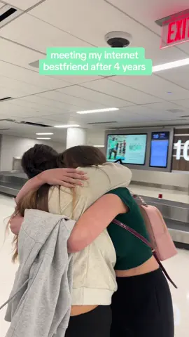 easily best day of my life 🩵✈️ #bestfriend #internetbestfriends #longdistancefriendship #traveltiktok #meetingmyinternetbestfriend 
