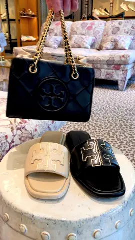 Mini Fleming Soft Chain Tote & Double T Sport Slides! Love the matching! 🖤🤍  #toryburch #marketstreet #fleming #crossbodybag #minibags #slides #doubletslides 
