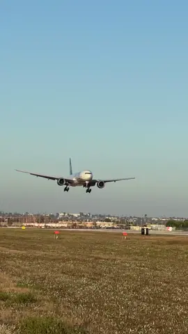 United B777-200 Landing ✈️ a true beauty  #aviation #plane #travel #aircraft #airplane #airport #aviationlovers #aviationlife #aviationdaily #fyp #foryou Credit: @speedbirdhd