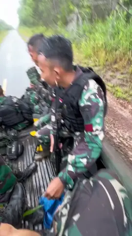 #fypシ゚viral #prajurit tni pratoli di perbatasan Indonesia dan Papua nugini#prajurit  tni sedang tugas periksa patok@Ady Jossi 24434🇲🇾🇯🇴🇮🇩 