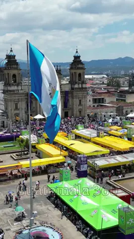 Bandera de Guatemala en el Parque Central #Guatemala360 #Drone #Bandera #Himno #PalacioNacional #Catedral #HimnodeGuatemala #ArribaGuate #Independencia 