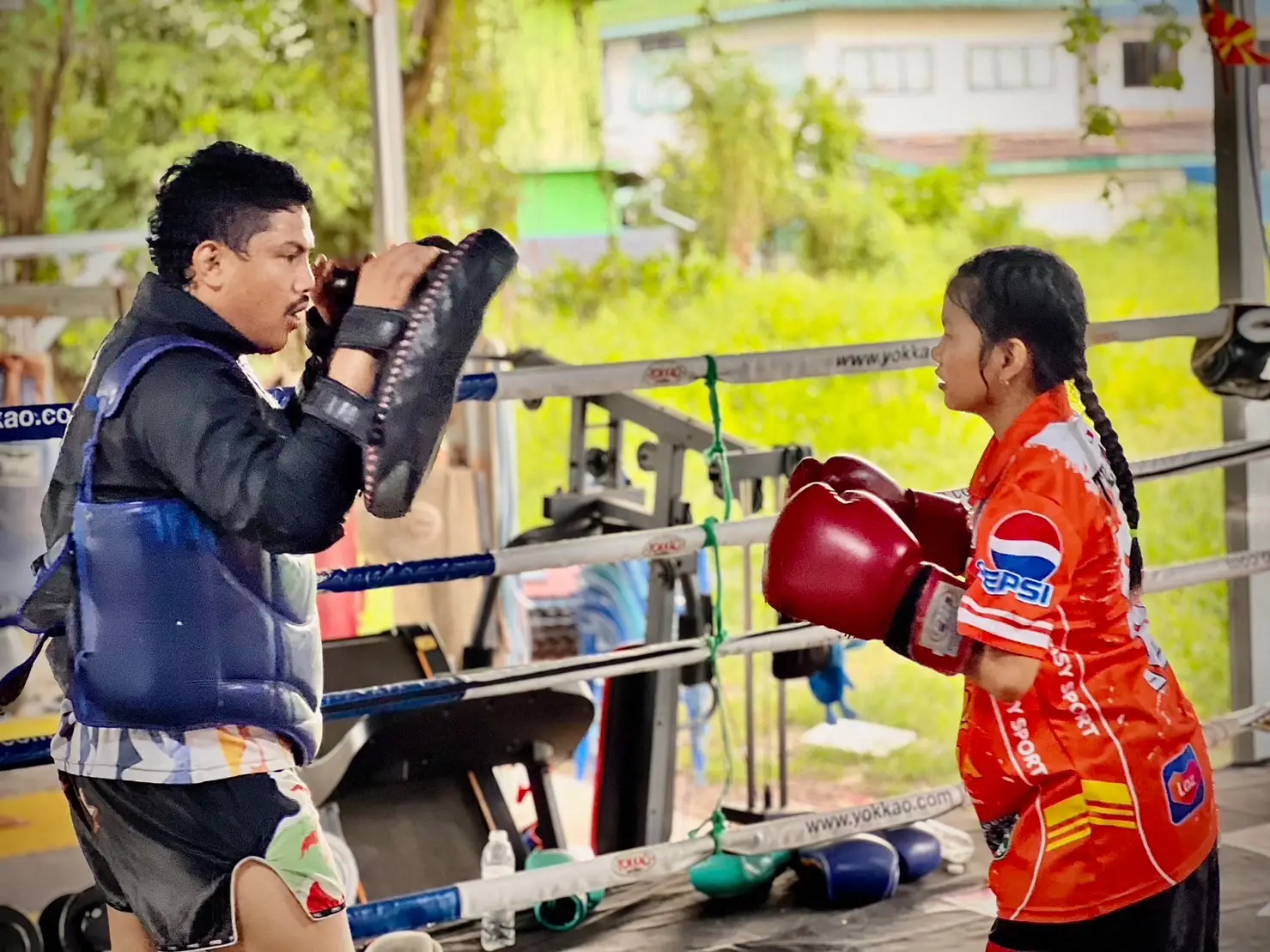 เปิดรับสมัครนักเรียน ทุกเพศทุกวัย …  เรียนมวยไทย มวยสากล เรียนเเบบศิลปะป้องกันตัว หรือ จะเป็นนักมวยอาชีพ ก็สามารถเข้ามาฝึกซ้อมได้ที่ ค่ายมวยลูกทรายกองดิน เวลาฝึกซ้อม  16:00 - 18:30 น.  เรียนอย่างเป็นระบบ อยากเรียนส่วนตัวกับเทรนเนอร์ หรือ อยากเรียนกรุ๊ป พร้อมเพื่อนๆ ก็มีให้เลือกหลากหลาย สนใจสมัคร ติดต่อสอบถามได้ที่ https://line.me/ti/p/M46nPt66Dy 📱 0927641442 Manager  หรือ inbox เพจมาได้เลย !!