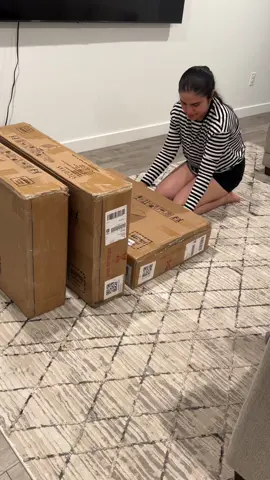 Nuevo mueble para la tv 📺🩵🫶🏻🥳 #claudiaospino #amazon #amazonfind #finds #shopping #comprasonline #business #shoppingaddict #shoppinghaul #dailyvlog #fyp #diyproject #DIY #husbandwife #Home #homedecor #target 