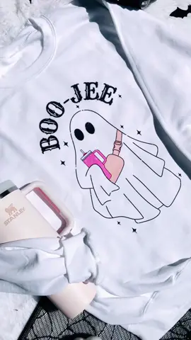 Tag a BOO-JEE BABE that needs this sweatshirt! 👻💗 #spooky #spookyseason #spookytees #halloween #boutique #StanleyCup 