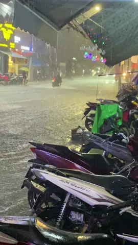 Đà Nẵng nay tối nào cũng mưa cũng thất thủ như này hết cả nhà ơi, buồn quá iiii 😢😢#mua #danang 