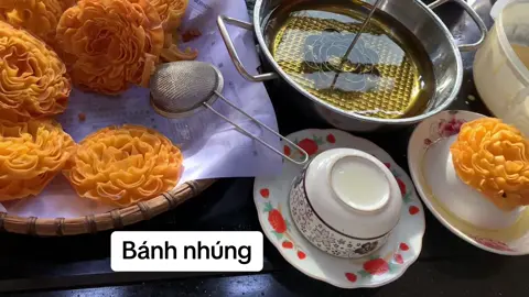 Bánh nhúng hình hoa mai. Làm cho vui thôi thấy mn bảo ăn ngon mà thấy mừng quá ☺️☺️☺️ #capcut  #xuhuong  #banhnhung 