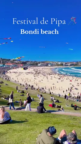 Festival de Pipas 🪁 já é tradição em Sydney na Praia de Bondi beach 🏖️. Famoso festival chamado de Fetival of the wind 💨 acontece todos os anos no mês de setembro 🌻. Gostou então coloque na agenda para os proximos anos. #festivaldepipa #bondibeach #festivalofthewinds #kiteflying #kiteflyingfestival #iloveaustralia #sydney #sydneyaustralia #australia #traveltheworld #brasileirospelomundo #imigrantes #intercambio #sydneyevents #feelnewsydney #brasileirosemsydney #brasileirosnaaustralia #tiktokaustralia #tiktokbrasil #tiktokportugal #tiktokafrica #tiktok #foryou 