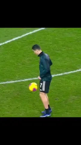 #keşfet #keşfetteyizzz  ronaldo topu kafasında durduruyor