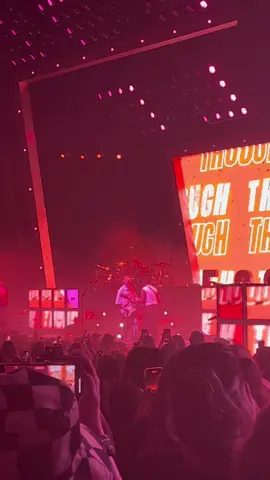 Calum and Michael are always a vibe during shes kinda hot 🤣🥰 #5sos #the5secondsofsummershow #5sostiktok #5soslive 