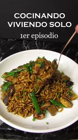 1er episodio de cocinando viviendo solo, hoy tenemos noodles con champiñones!! . . . . . . #noodles #pasta #champiñones #recetafacil #peruvianfood 