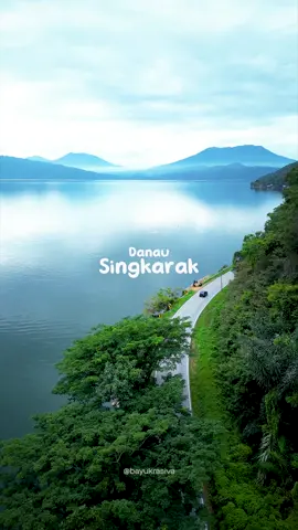 keindahan danau singkarak yang berlatar belakang gunung marapi,singgalang dan tandikek...bikin kitaa betah lama2 duduk di tepian danau🥰🥰🥰🥰 kapan terakhir lewat sini bestieeee???🥰🥰🥰😍 #sumaterabarat #fyp #dji #danausingkarak #drone 