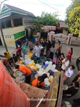 Alami kekeringan || Ratusan warga di Makassar Berebut Bantan Air Bersih ———————————————— Sejumlah warga di kec Tallo , Kel Lembo , berebut air bersih dari tangki yang dibawah rombongan kantor lurah Lembo Senin (11/09) Sore   #lembo #tallo 