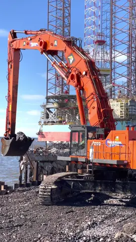 180 tonne, triple boom Hitachi EX1200 with extended undercarriage dredging at Dundee Port in Scotland  #hitachiexcavator #hitachiex1200 #excavator #dredging #digger #dozer #bulldozer 