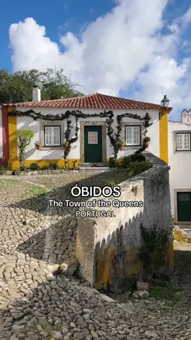This medieval  town is one of the most picturesque and well preserved in Portugal 🇵🇹. Óbidos has often been patronized by the Queens of Portugal, giving rise to its informal title as Vila das Rainhas (English: town of the Queens) In Óbidos you will find a well preserved castle within the walls, and a maze of streets and white houses that are a delight to stroll😍.  Óbidos is located 85 Km north of Lisbon (about1h20m by car). #portugal #traveltiktok #foryou #fyp #foryoupage #obidos #medival 