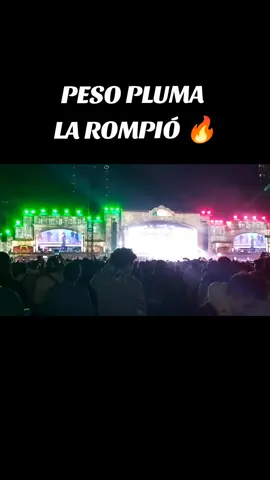 ¡EL MEJOR MOMENTO DE LA NOCHE! 🔥🇲🇽 Peso Pluma saca la bandera de México, la muestra a todo su público, dice 