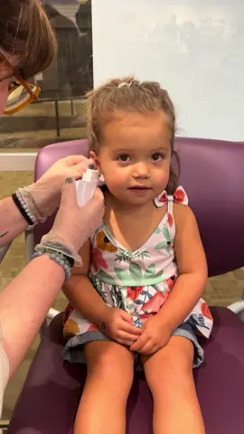 #fyp #chaoswiththecoxwells #toddlersoftiktok #claires #clairespiercing #MomsofTikTok #bravegirl #toughgirl #earrings #firstearnings #firstearpiercing @Claire’s 