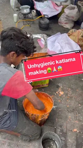 Most unhygienic making lahori katlama🤮💔 #lahorestreetfood #streetfood #katlama #foryou #foryoupagechallenge #foodies #foodtiktok #muhammadhamzaofficial8 #mostviralvideo #androon_lahore #tiktokpakistan #lahore #food #pakistan 