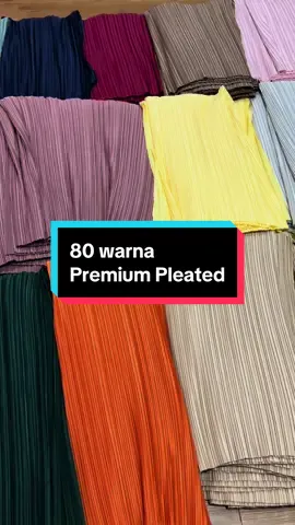 Premium Pleated kami menggunakan kain Valentino Dull Satin kami sendiri. Suha akan hantar kain plain Valentino Dull Satin kami terus ke kilang pleated kami. Tujuan suha menggunakan kain yang suha sendiri jual adalah untuk menjaga quality kain pleated ini dan sekaligus customer dapat matching dengan kain plain kami sekali. Jadi sama warna dan sama quality 😊