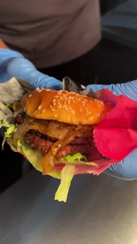 Who got the best burgers?? COMMENT #burger #bestburgers #smashburgers #makingburger 