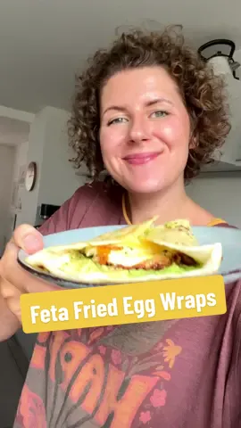 REZEPT ⬇️ Diese leckeren Frühstücks Wraps sind aktuell der absolute Hype und ich musste sie unbedingt ausprobieren! Für mich und André eine 10/10!  Für zwei Wraps braucht ihr:  - eine halbe Avocado - Zwei Tortilla Wraps, klein  - Zwei Eier - 150gr Feta  - Salz und Pfeffer Avocado auf die Tortillas Wraps streichen, in einer langsam erhitzenden Pfanne den Feta rein bröseln, in die Mitte ein Ei schlagen, würzen und dann langsam braten. Ei-Feta auf den Wrap schubsen, alles nochmal kurz in der Pfanne anrösten und dann schmecken lassen 🥰 Guten Appetitus! #frühstück #leckererezepte #einfacherezepte #fetafriedeggs 