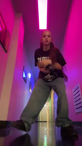 🗣️I‘m really hot  Dc: @Norah Yarah Rosa  #fyp #viral #TikTokPromote #tiktok #CloseUpAuge #fy #missyelliott #foryou #dance 