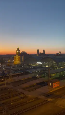 📌 Praha hlavní nádraží/Prague Main Railway Station #fyp #prahahlavninadrazi #railwaystation #train #sunsetlover #romantic #prague #evening #praha #praguetiktok #travel #Love 