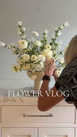 Is floral design easy? Design a flower arrangement with me by using a simple tool called a flower frog #easyfloralcenterpiece #floraldesign #flowertok #LifeOnTikTok #tiktokpartner 