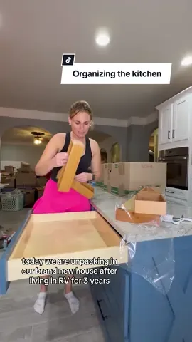 Omg this kitchen feels HUGE, gimme all your organization tips #kitchenorganization #movingvlog #newhouse 